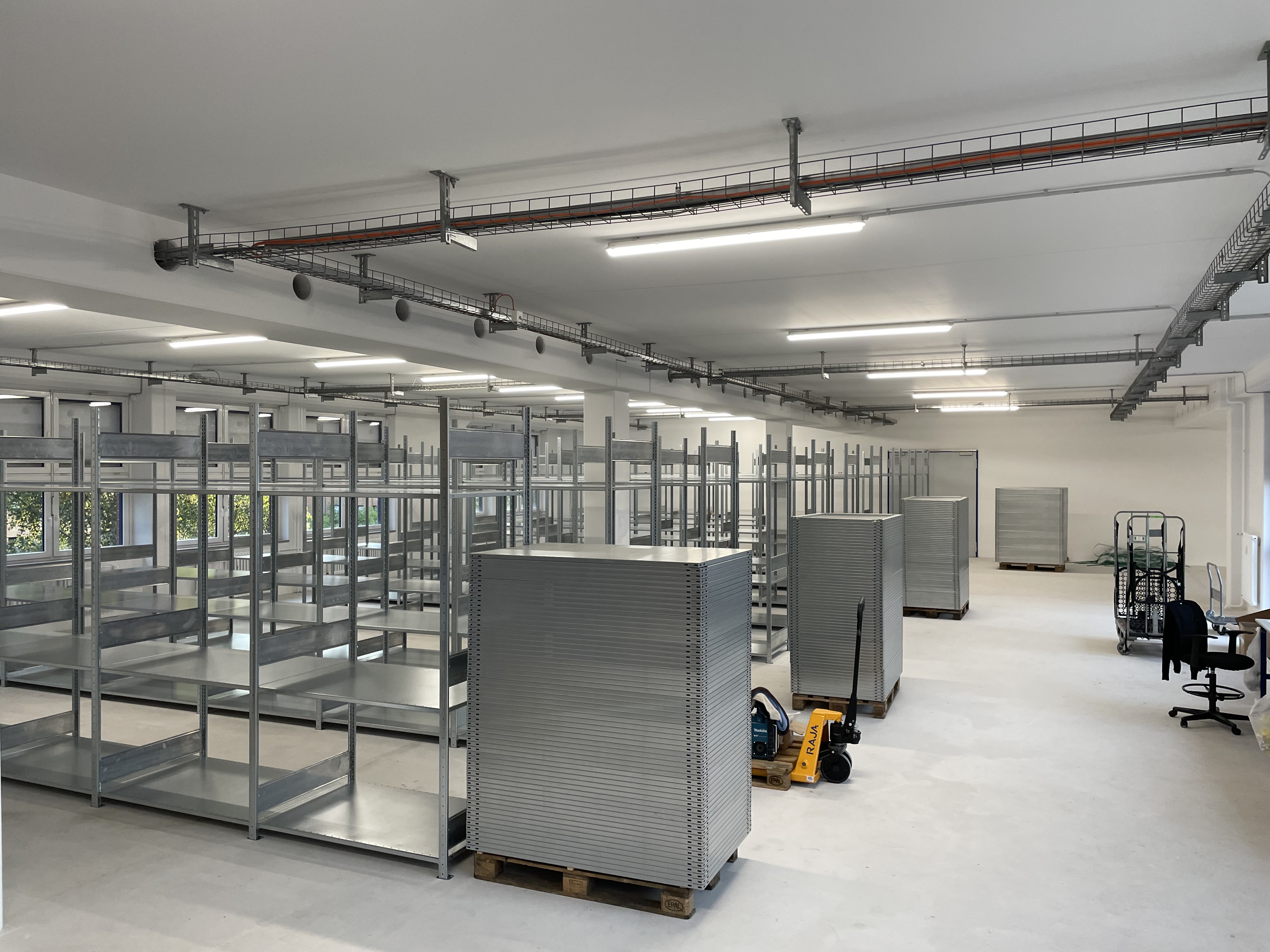 Aufbau von Schulte Regalsystemen in einer betrieblichen Lagerhalle