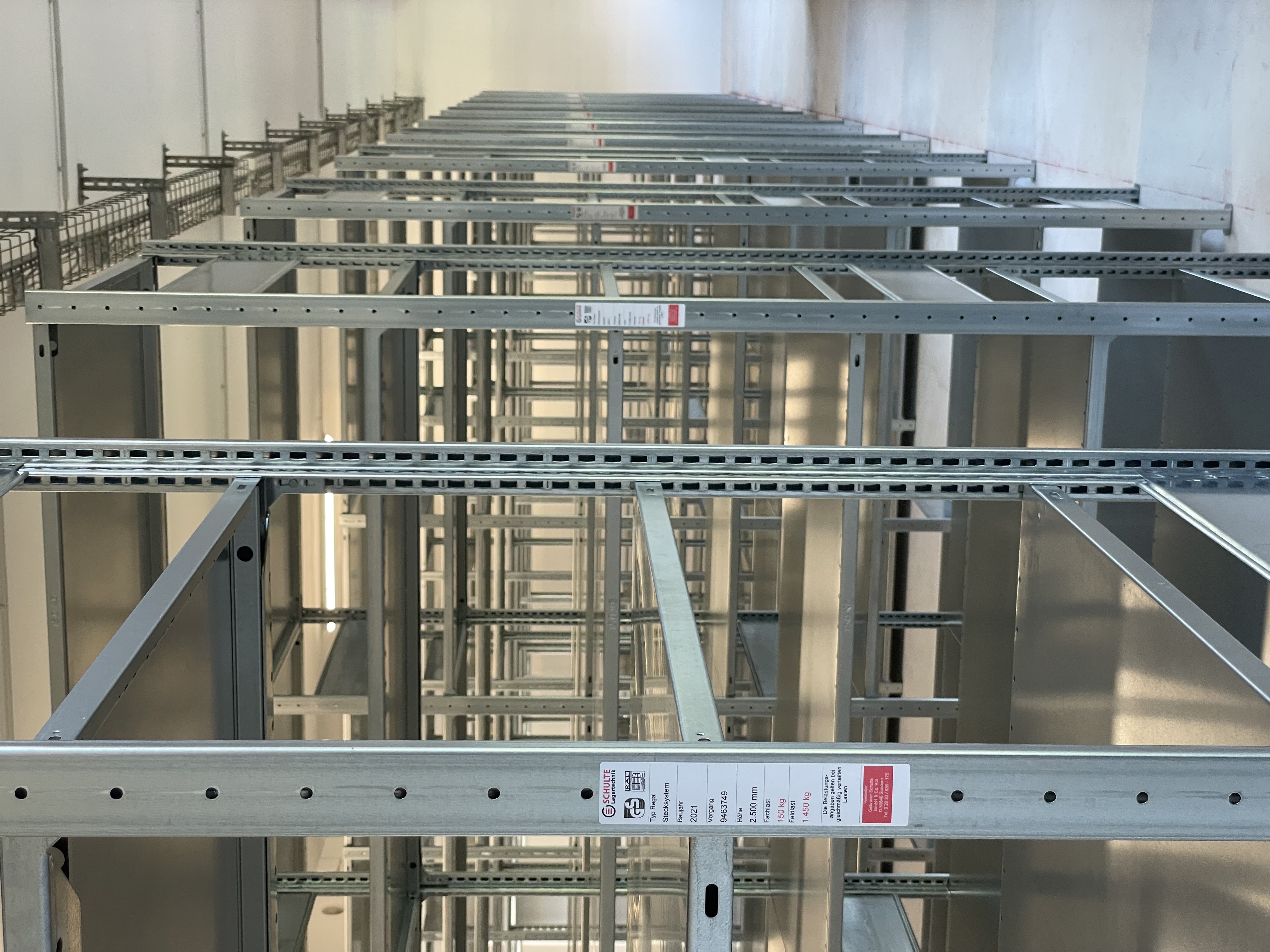 Detailansicht eines aufgebauten Schulte Fachbodenregals