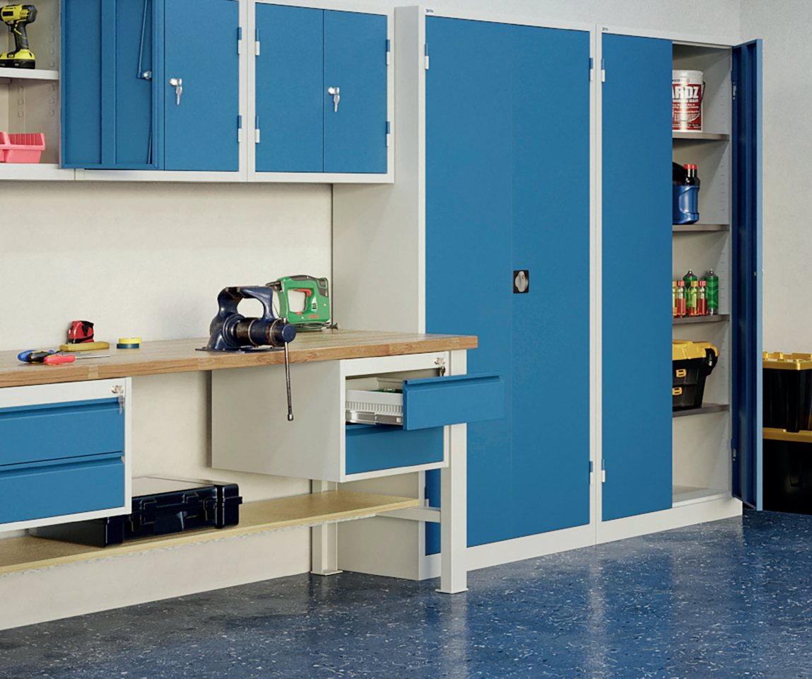 Werkstatteinrichtung mit Werkbank und Schrank aus Metall mit blauem Akzenten