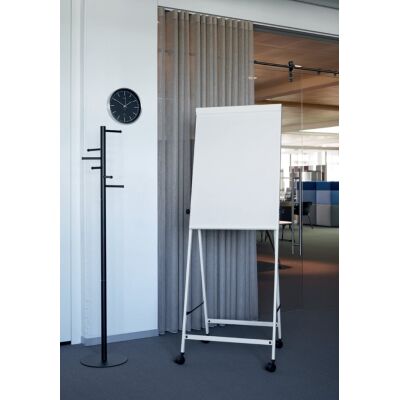 Design-Standgarderobe mit versetzt angeordneten Kleiderstangen